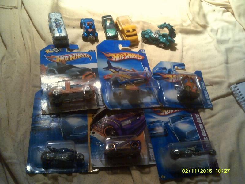lot 75 image: 11 COLLECTIBLE HOT WHEELS
