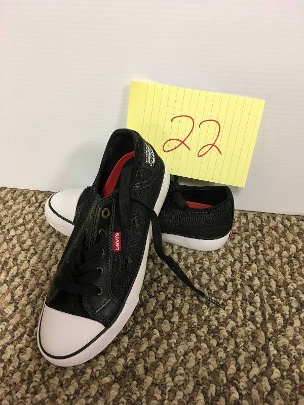Levis Boys Stan Buck Sneakers size 4 New