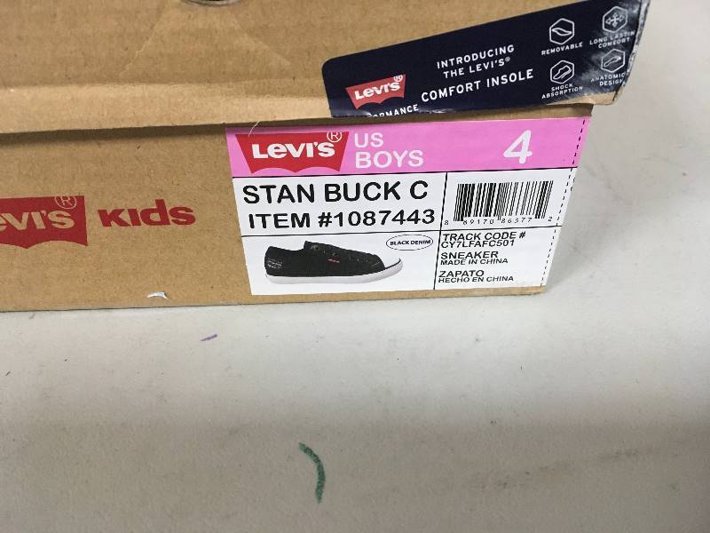 Levis Stan Buck Boys Sneakers size 4. Black