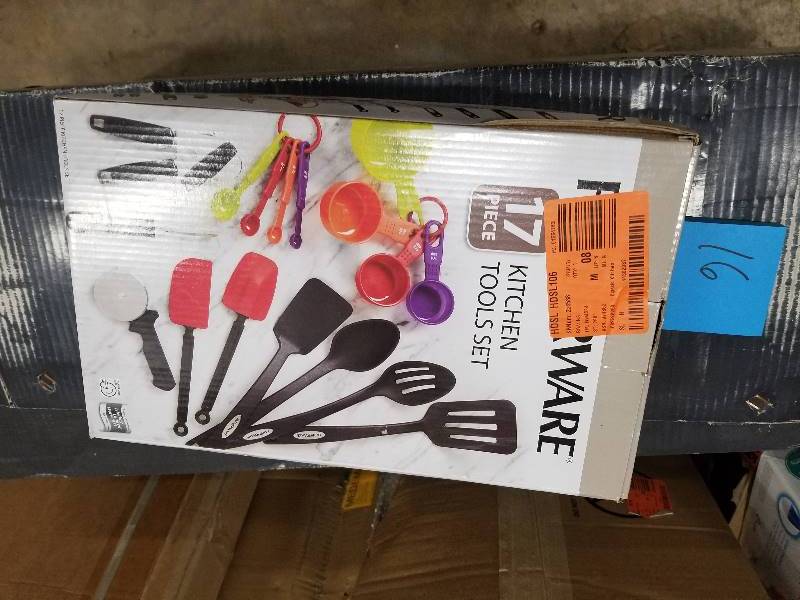 lot 16 image: Farberware Classic 17 Piece Kithcen Tool and Gadget Set not used