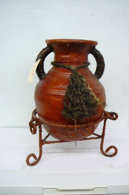 lot 44 image: Decorative Pot & Stand