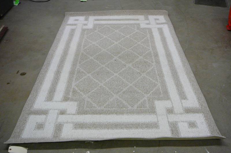 lot 54 image: Large Rug BeigeNatural 60 x 96 Clean