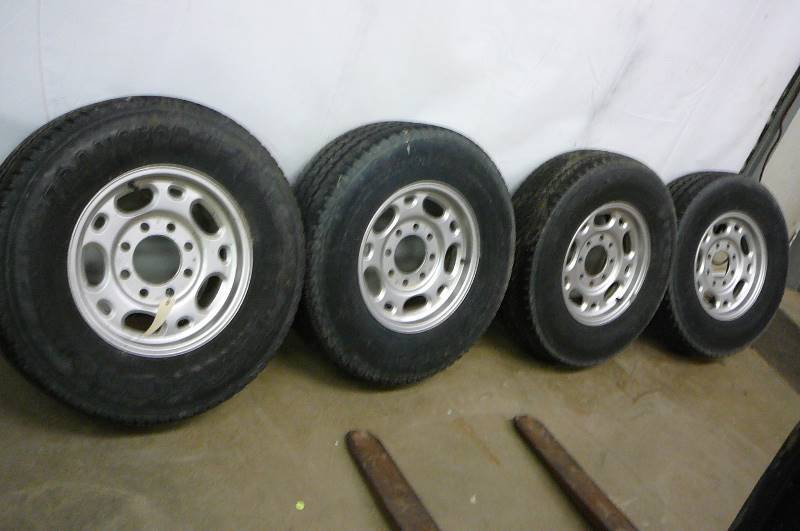 lot 104 image: Wheels & Tires Factory Alum Rims and Caps