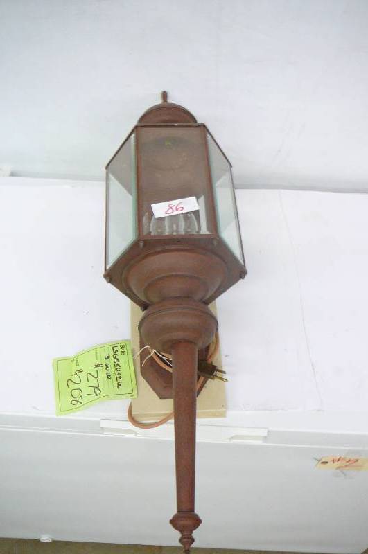 lot 86 image: Light Fixture Large