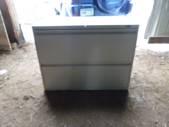 lot 19 image: 2 Drawer Lateral File Cabinet
