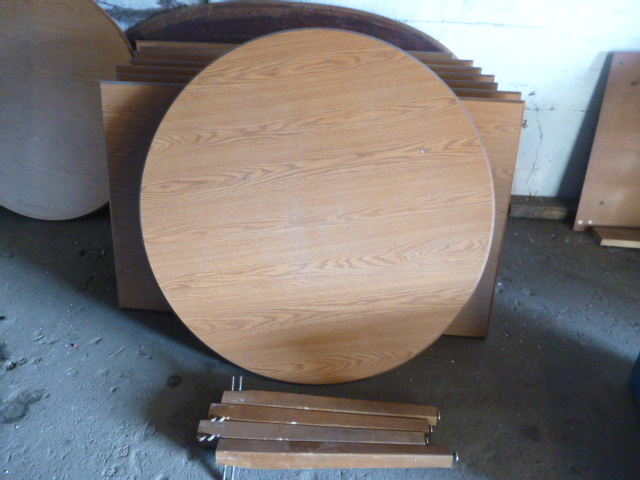 lot 135 image: Round Oak Table