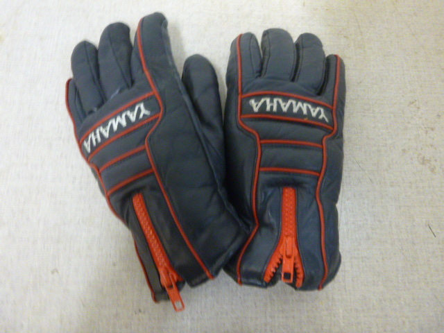 lot 190 image: Yamaha Gloves