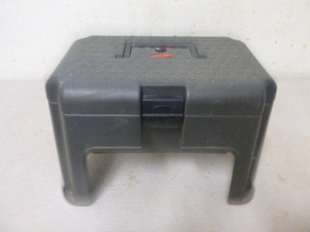 lot 191 image: Rubbermaid StoolToolbox
