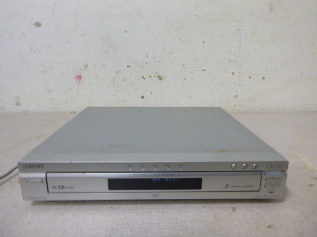 lot 197 image: Sony 5 DVDCD Changer