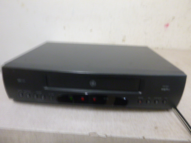 lot 198 image: GE VCR Player Plus