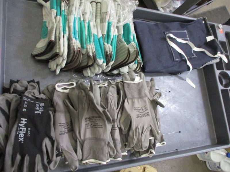 Mixed Gloves