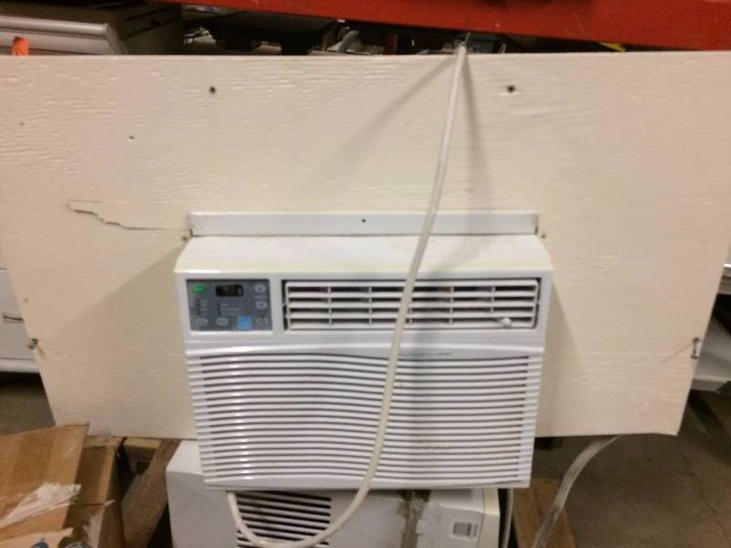 lot 14 image: Gree Soleus Air SG-WAC-12ESE Electronic Window Air Conditioner - Nice Condition - Worked When Removed - Couple Dents On Back - See Pics