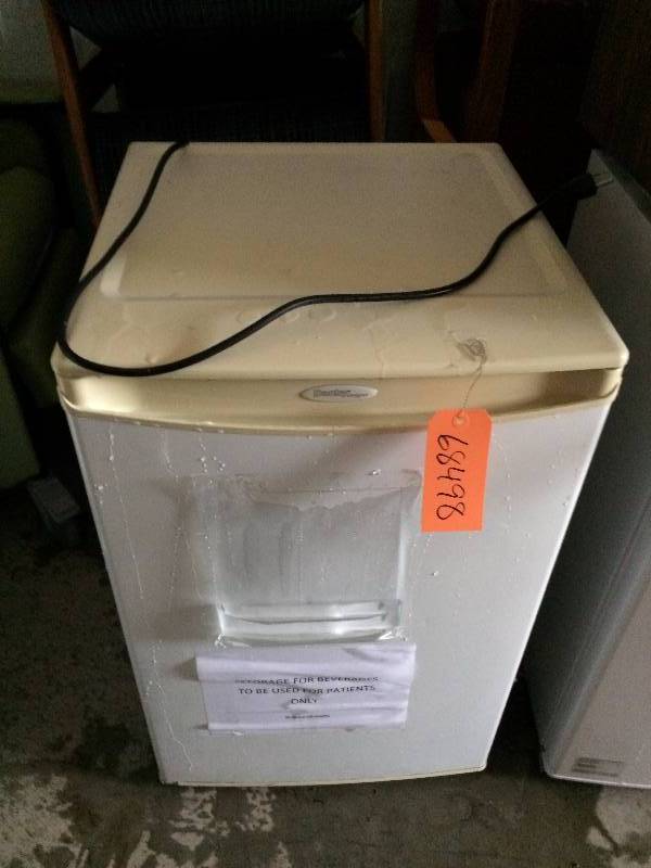 lot 4 image: Danby Counter-High RefrigeratorFreezer DCR432W Dorm Room Bar Cabin Mini Fridge - Only Used In Clinic For Medicine Storage  - Excellent Working Condition