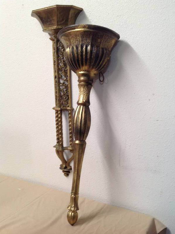 lot 1 image: 2 vintage Homco wall hangings.