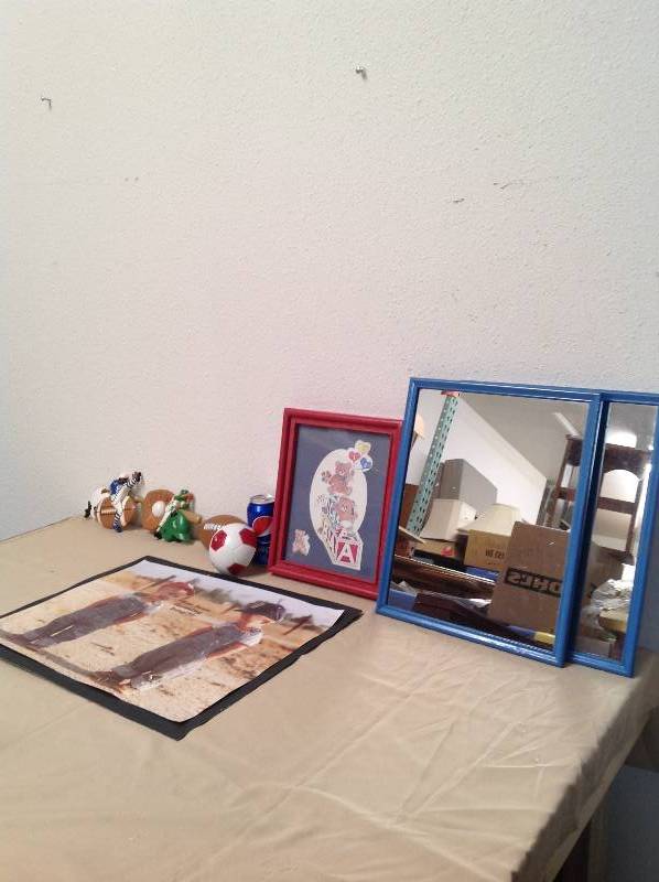 lot 6 image: 8 Home decor hangings sports