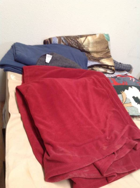 lot 71 image: 7 Blankets Variety of sizes from twin to FullQueen