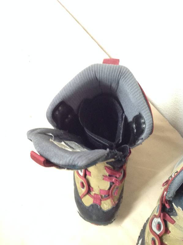 lot 76 image: Airwalk Freeride snowboarding boots, Shimano Snowboarding boots, And Peterson Bio ski boot   Salomon
