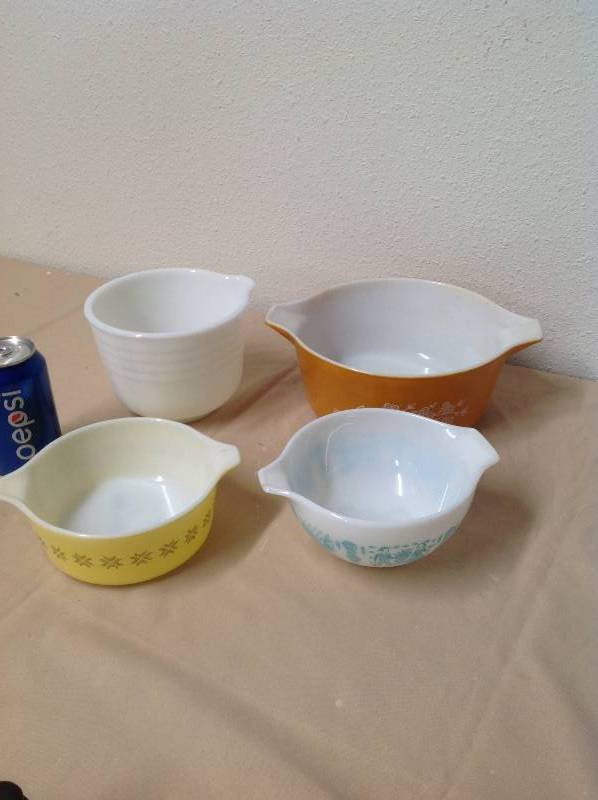 lot 47 image: vintage 4 - Pyrex Dishes