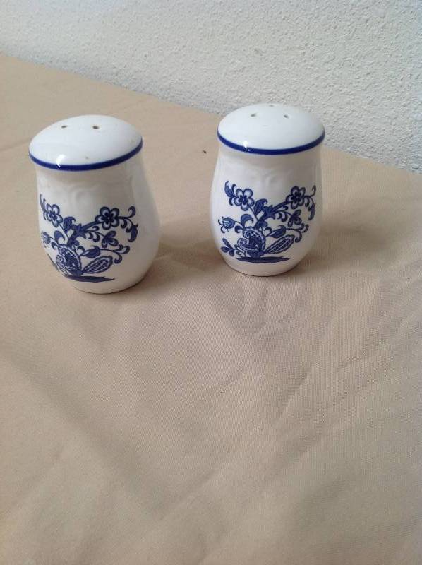 lot 49 image: Salt and Pepper Shaker - White with Blue Design