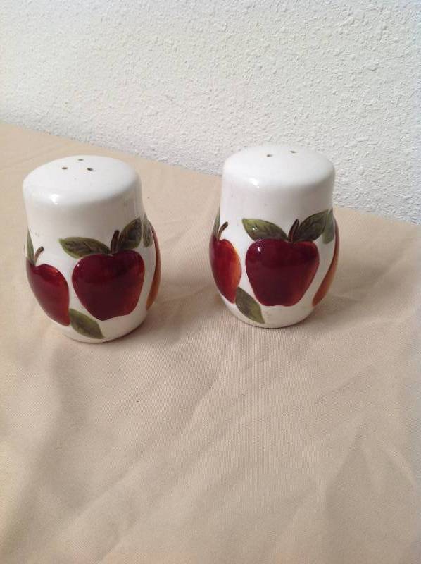 lot 50 image: Salt and Pepper Shaker - Apple, Pear and Grape