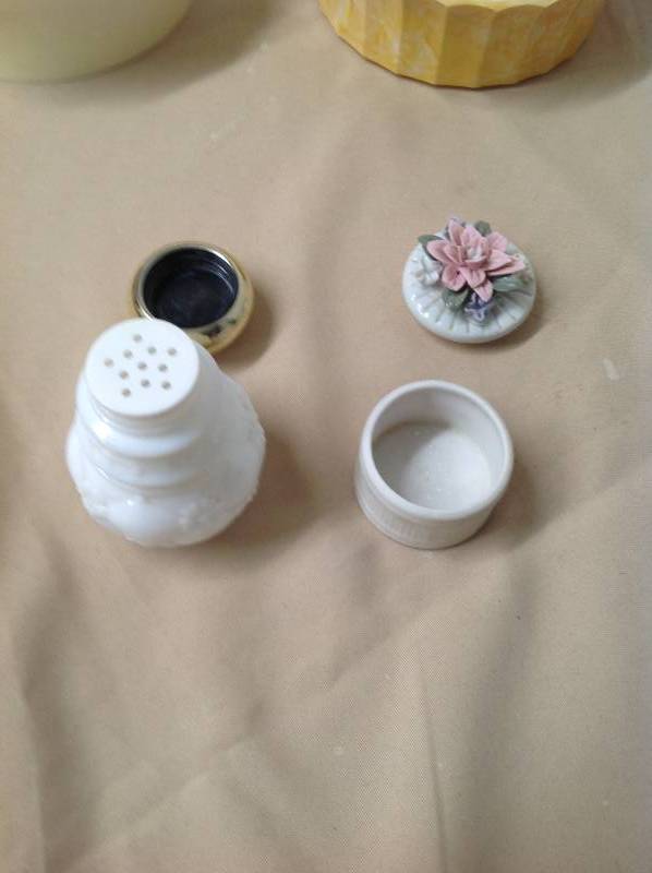 lot 53 image: Vintage Avon - Powder Dishes and one Powder Sachet