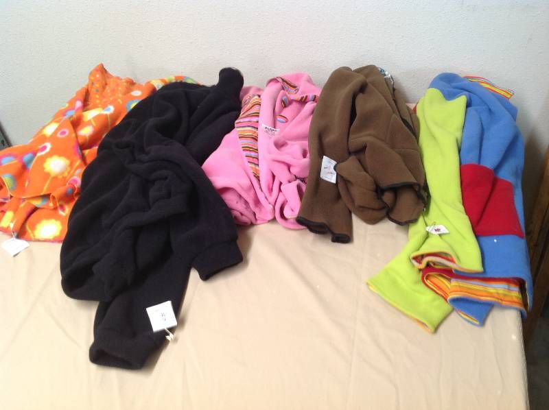 lot 65 image: Six Fleece me -  Sweatshirts and Dresses