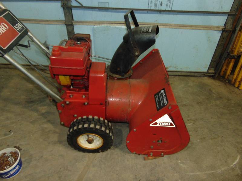 lot 3 image: Toro 524 Snow Blower