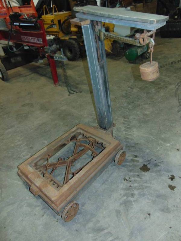 lot 5 image: Vintage Scale with Brass Beam and Counter Weight
