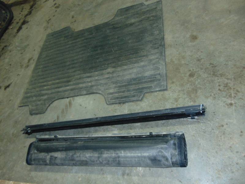 lot 28 image: Tonneau Cover and Rubber Mat From 2016 Chevrolet Colorado