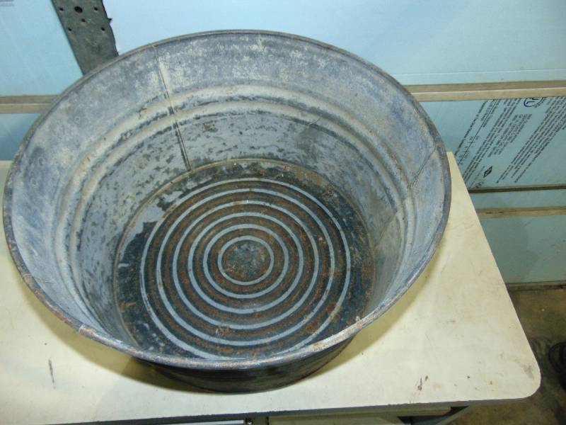 lot 30 image: Large Metal Tub