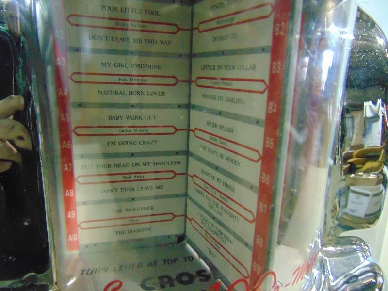 lot 35 image: Small Jukebox Collectible Radio