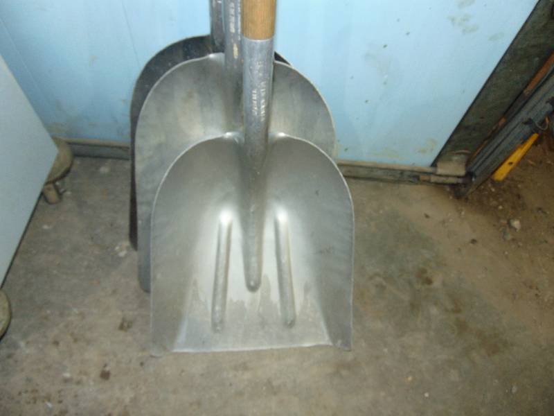lot 83 image: (3) Shovels