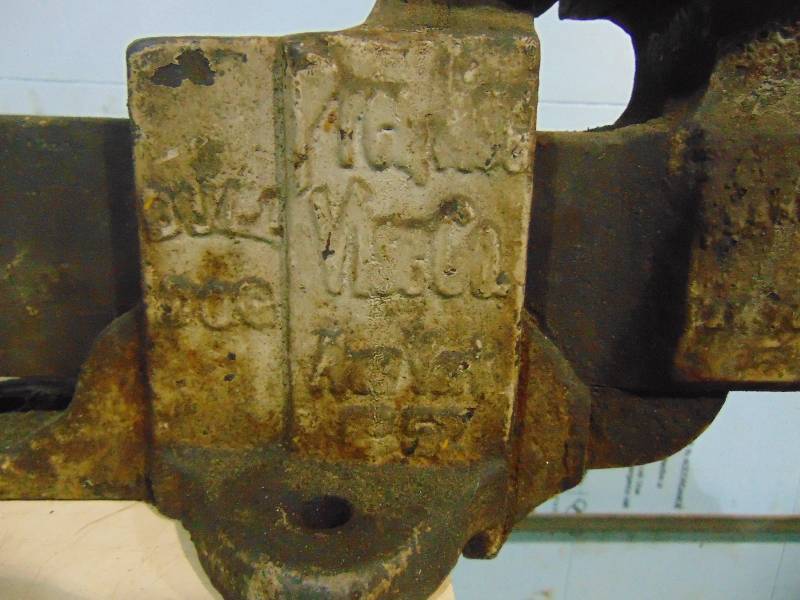 lot 94 image: Large Bench Vise