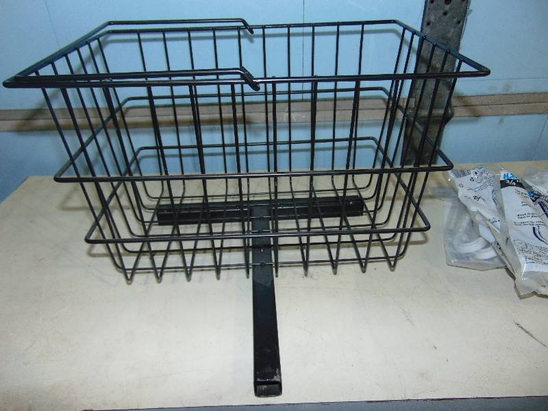 lot 105 image: Small Hitch Rack