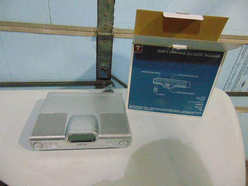 lot 129 image: CD Clock Radio