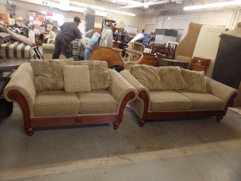 lot 102 image: SOFA AND LOVESEAT