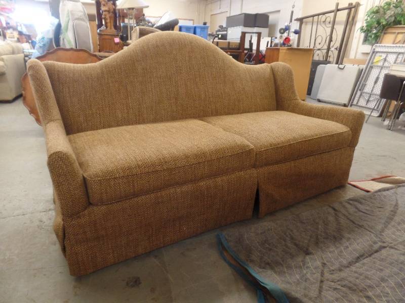 lot 105 image: SOFA