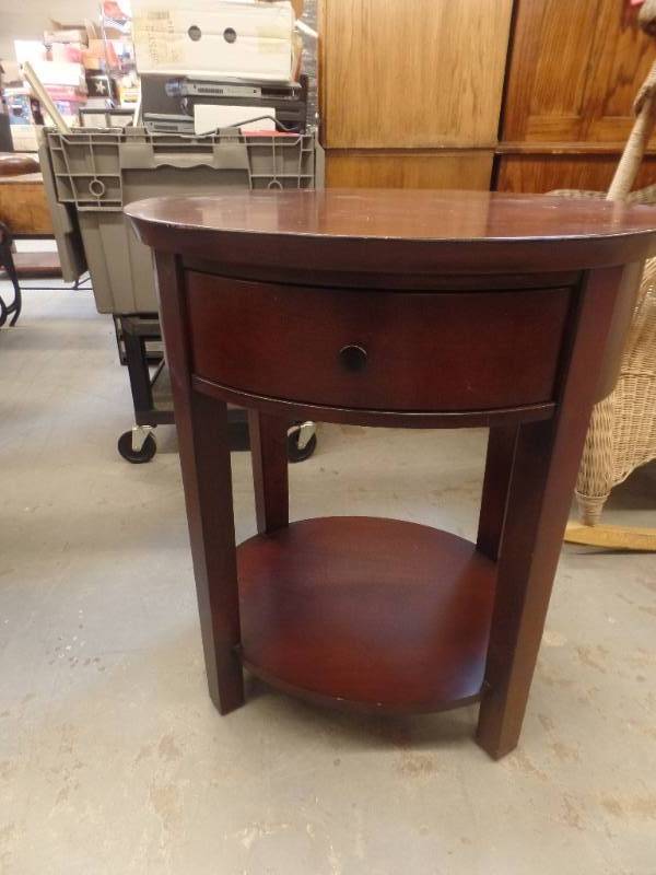 lot 111 image: POTTERY BARN END TABLE
