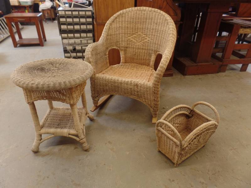 lot 120 image: WICKER PORCH FURNITURE