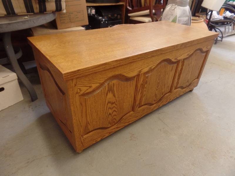 lot 121 image: CEDAR AND OAK STORAGE CHEST