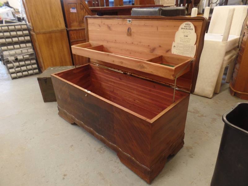 lot 122 image: LANE CEDAR CHEST