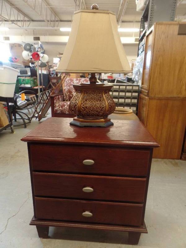 lot 129 image: NIGHTSTAND WITH LAMP