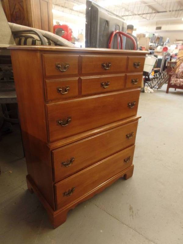 lot 132 image: CHEST OF DRAWERS