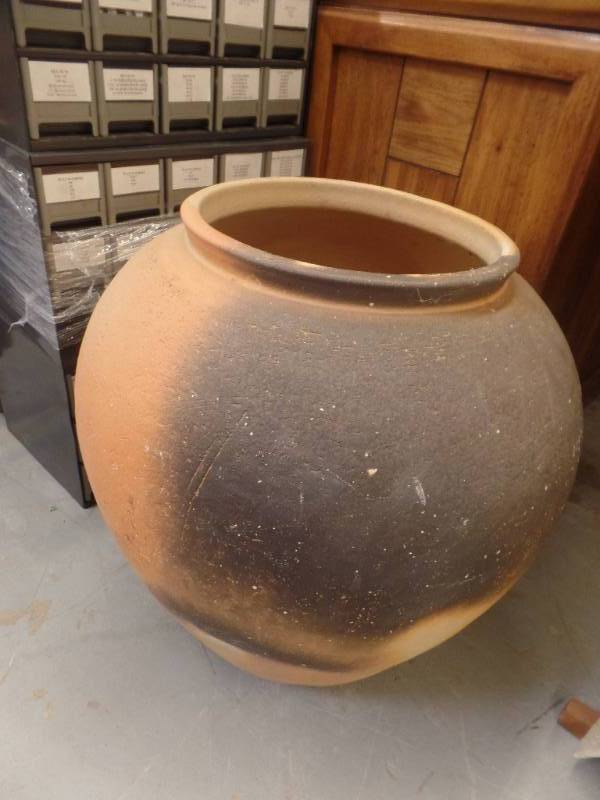 lot 138 image: LARGE TERRACOTTA POT