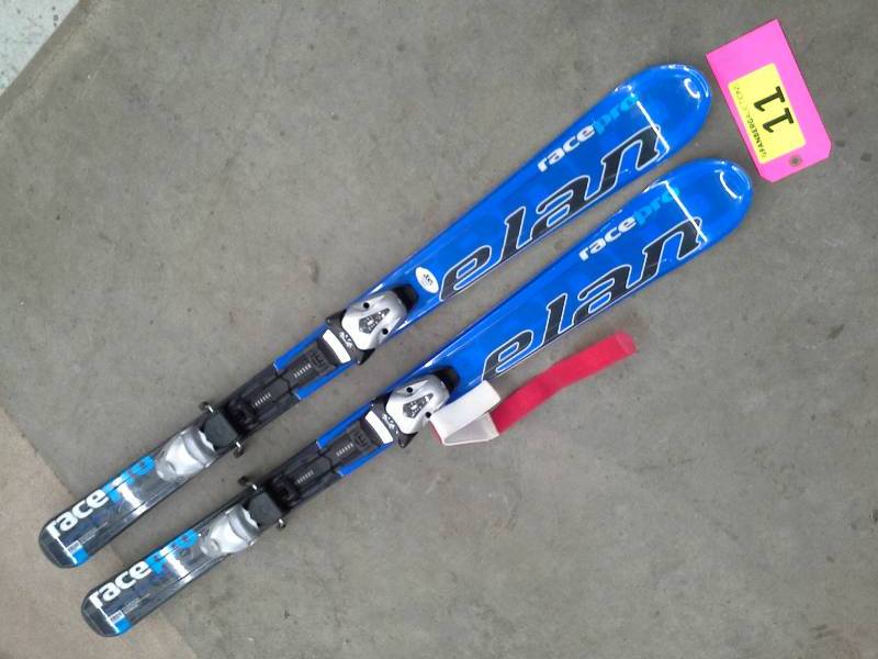 lot 11 image: Elan Racepro Skis