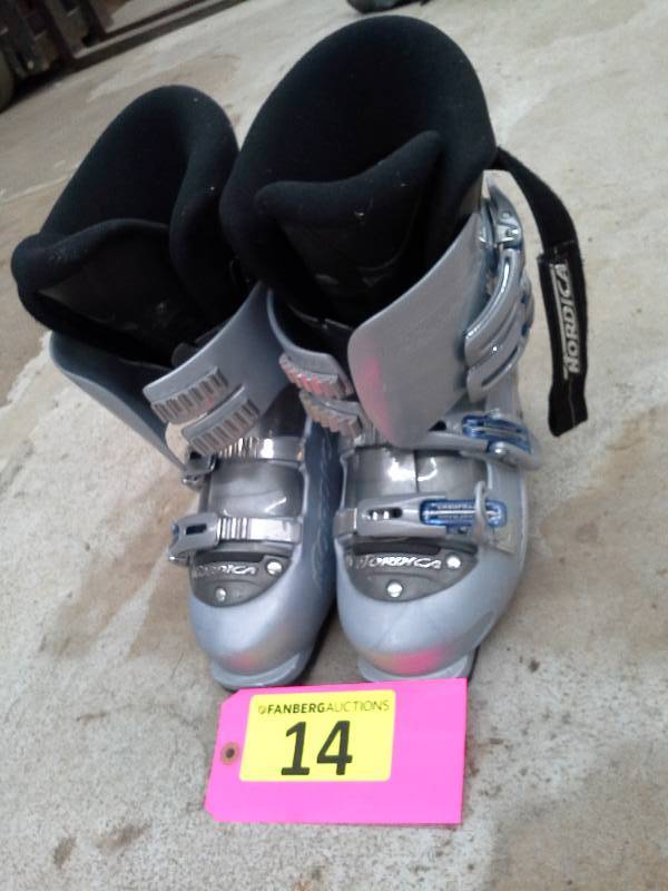 lot 14 image: Nordica Ski Boots