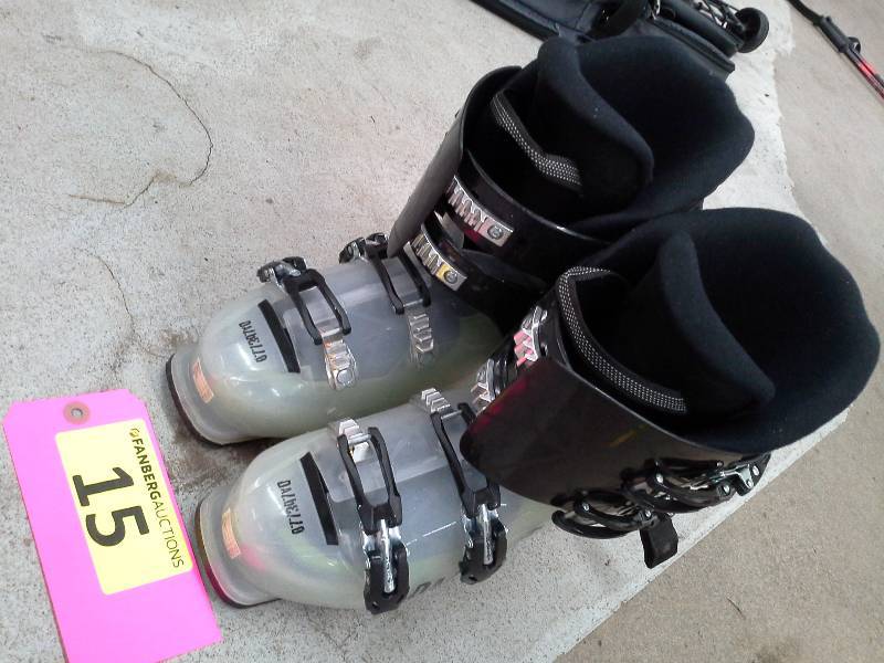 lot 15 image: Menace Ski Boots