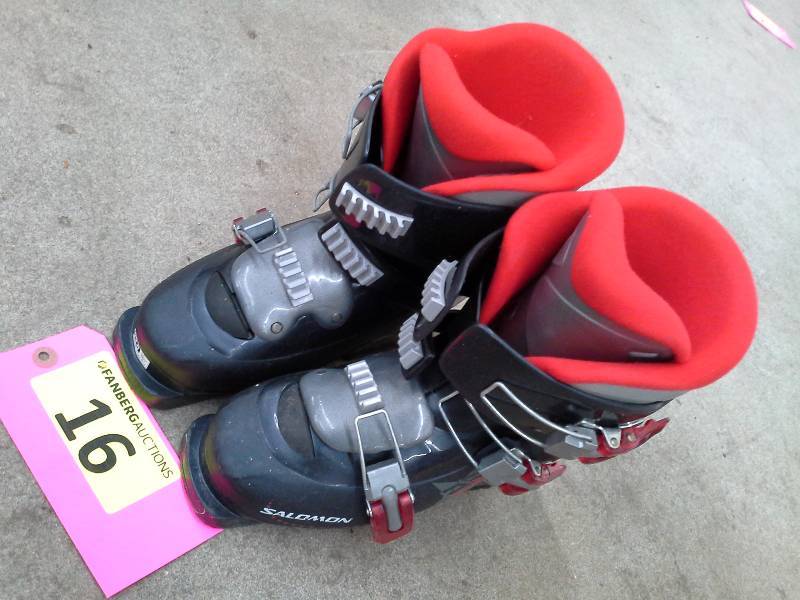 lot 16 image: Salomon Ski Boots
