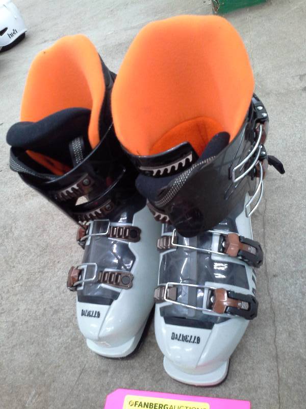 lot 17 image: Menace Ski Boots