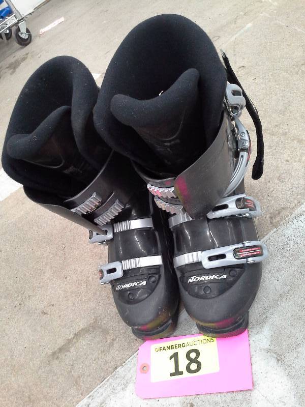 lot 18 image: Nordica Ski Boots